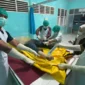 Tim Unit Identifikasi Satreskrim dan Pamapta I Polres Pessel dengan pendampingan dokter umum RSUD dr M Zein Painan, saat melakukan identifikasi korban. (Foto: Dok. Humas Polres Pessel)