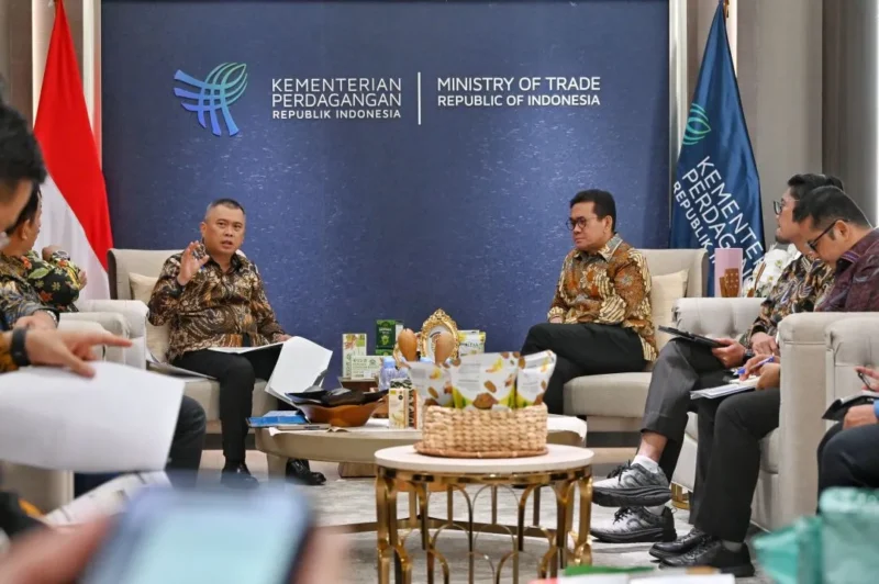 Menhub Dudy Purwagandhi berkoordinasi dengan Mendag Budi Santoso guna memastikan kelancaran distribusi logistik saat mudi Lebaran, di Jakarta, Selasa (24/2). (Foto: Kemenhub)