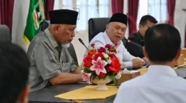 Menteri Perhubungan (Menhub) Dudy Purwagandhi menggelar rapat koordinasi dengan Gubernur Sumbar  Mahyeldi Ansharullah dan jajaran Pemprov di Padang, Kamis (26/2/2026). (Foto: Kemenhub)