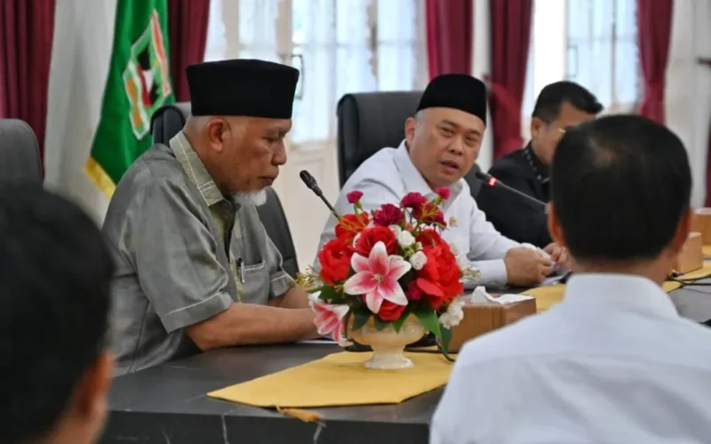 Menteri Perhubungan (Menhub) Dudy Purwagandhi menggelar rapat koordinasi dengan Gubernur Sumbar  Mahyeldi Ansharullah dan jajaran Pemprov di Padang, Kamis (26/2/2026). (Foto: Kemenhub)