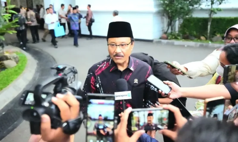Mensos Saifullah Yusuf (Gus Ipul) memberikan keterangan usai menghadiri pertemuan tokoh organisasi kemasyarakatan Islam dengan Presiden Prabowo Subianto di Istana Kepresidenan, Selasa (3/2/2026). (Foto: Kemensos)