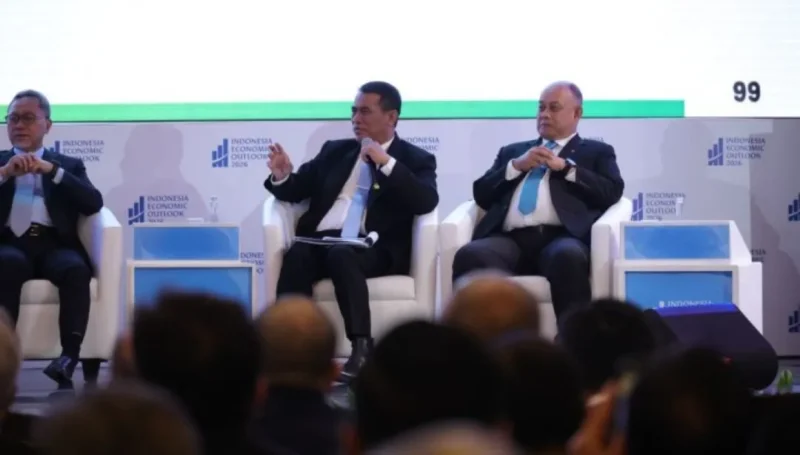 Mentan Andi Amran Sulaiman memaparkan strategi swasembada pangan di hadapan pelaku usaha dan ekonom dalam Indonesia Economic Outlook 2026, di Wisma Danantara Indonesia, Jakarta, Jumat (13/2). (Foto: Kementan)