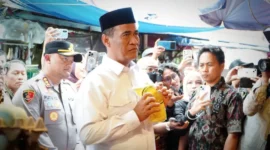 Menteri Pertanian (Mentan) Andi Amran Sulaiman saat melakukan inspeksi mendadak (sidak) di Pasar Kebayoran, Jumat (20/2/2026). (Foto: Kementan)