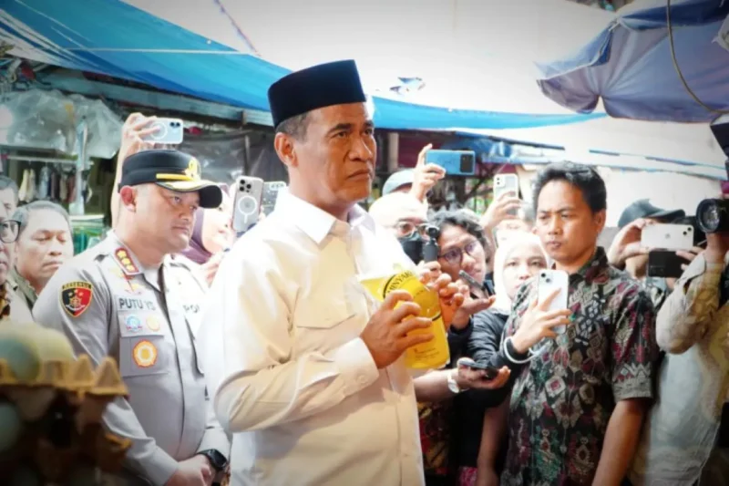 Menteri Pertanian (Mentan) Andi Amran Sulaiman saat melakukan inspeksi mendadak (sidak) di Pasar Kebayoran, Jumat (20/2/2026). (Foto: Kementan)