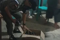 Petugas mengamankan minuman beralkohol saat patroli cipta kondisi jelang Ramadhan 1447 H di Pulau Punjung, Jumat (13/2/2026) malam. (Foto: Pemkab Dharmasraya)