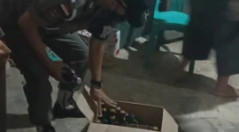 Petugas mengamankan minuman beralkohol saat patroli cipta kondisi jelang Ramadhan 1447 H di Pulau Punjung, Jumat (13/2/2026) malam. (Foto: Pemkab Dharmasraya)