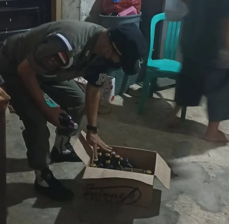 Petugas mengamankan minuman beralkohol saat patroli cipta kondisi jelang Ramadhan 1447 H di Pulau Punjung, Jumat (13/2/2026) malam. (Foto: Pemkab Dharmasraya)