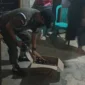 Petugas mengamankan minuman beralkohol saat patroli cipta kondisi jelang Ramadhan 1447 H di Pulau Punjung, Jumat (13/2/2026) malam. (Foto: Pemkab Dharmasraya)