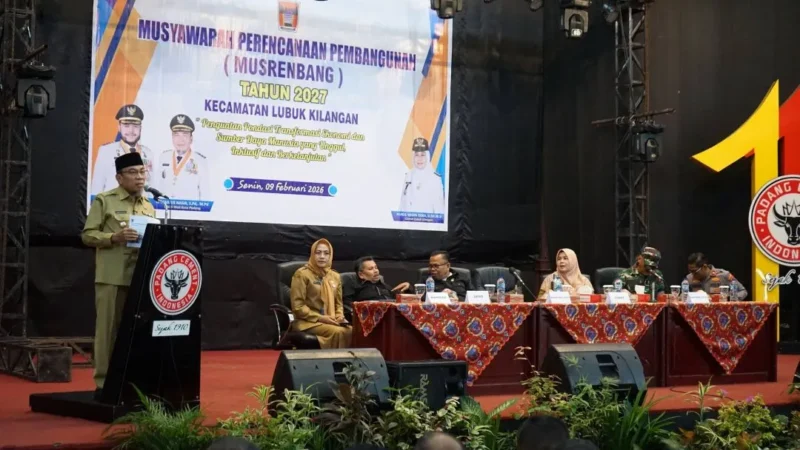 Wakil Wali Kota (Wawako) Padang Maigus Nasir membuka Musrenbang Kecamatan Lubuk Kilangan di Gedung Serba Guna PT Semen Padang, Indarung, Senin (9/2/2026). (Foto: Diskominfo Padang)