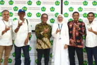 Rektor Universitas Bung Hatta, Diana Kartika bersama Tim 9 Rekonsiliasi Organisasi Alumni. (Foto: Ist)