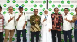 Rektor Universitas Bung Hatta, Diana Kartika bersama Tim 9 Rekonsiliasi Organisasi Alumni. (Foto: Ist)
