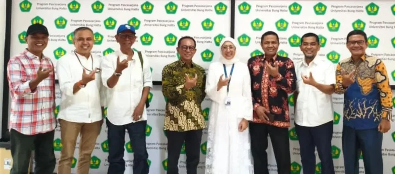 Rektor Universitas Bung Hatta, Diana Kartika bersama Tim 9 Rekonsiliasi Organisasi Alumni. (Foto: Ist)