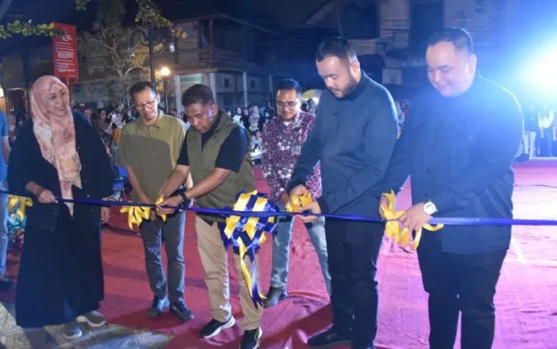 Wali Kota Padang Fadly Amran meresmikan kegiatan Nongkrong Kreatif di Taman Kota Tua, Kelurahan Pondok, Kecamatan Padang Barat, Sabtu malam (7/2/2026). (Foto: Prokopim Padang)