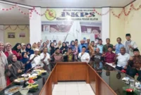 Ketua Umum DPP PKPWL, Yasmardi bersama perantau asal Kecamatan Lengayang usai kegiatan wirid dan buka bersama di Sekretariat PKPS Kota Padang, Sabtu. (Foto: Dok. Humas PKPWL)