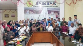 Ketua Umum DPP PKPWL, Yasmardi bersama perantau asal Kecamatan Lengayang usai kegiatan wirid dan buka bersama di Sekretariat PKPS Kota Padang, Sabtu. (Foto: Dok. Humas PKPWL)