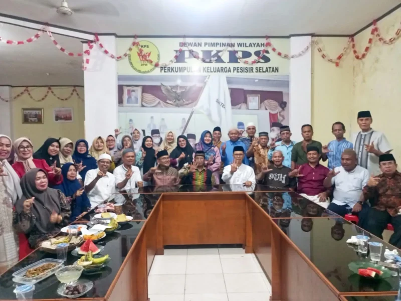 Ketua Umum DPP PKPWL, Yasmardi bersama perantau asal Kecamatan Lengayang usai kegiatan wirid dan buka bersama di Sekretariat PKPS Kota Padang, Sabtu. (Foto: Dok. Humas PKPWL)