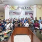 Ketua Umum DPP PKPWL, Yasmardi bersama perantau asal Kecamatan Lengayang usai kegiatan wirid dan buka bersama di Sekretariat PKPS Kota Padang, Sabtu. (Foto: Dok. Humas PKPWL)
