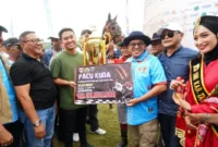 Kuda Emmera milik H. Ramlan Nurmantias, Wali Kota Bukittinggi, keluar sebagai juara pertama Pacu Kuda Wirabraja Open Race dan Tradisional 2026 di Lapangan Pacu Kuda Dang Tuanku Bukit Gombak, Minggu (8/2/2026). (Foto: Prokopim Tanah Datar)