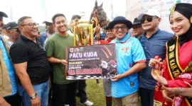 Kuda Emmera milik H. Ramlan Nurmantias, Wali Kota Bukittinggi, keluar sebagai juara pertama Pacu Kuda Wirabraja Open Race dan Tradisional 2026 di Lapangan Pacu Kuda Dang Tuanku Bukit Gombak, Minggu (8/2/2026). (Foto: Prokopim Tanah Datar)
