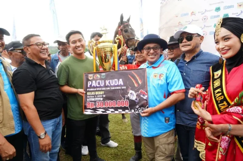 Kuda Emmera milik H. Ramlan Nurmantias, Wali Kota Bukittinggi, keluar sebagai juara pertama Pacu Kuda Wirabraja Open Race dan Tradisional 2026 di Lapangan Pacu Kuda Dang Tuanku Bukit Gombak, Minggu (8/2/2026). (Foto: Prokopim Tanah Datar)