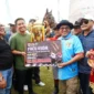 Kuda Emmera milik H. Ramlan Nurmantias, Wali Kota Bukittinggi, keluar sebagai juara pertama Pacu Kuda Wirabraja Open Race dan Tradisional 2026 di Lapangan Pacu Kuda Dang Tuanku Bukit Gombak, Minggu (8/2/2026). (Foto: Prokopim Tanah Datar)