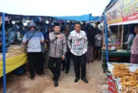 Wali Kota Payakumbuh, Zulmaeta bersama Wakil Wali Kota Payakumbuh Elzadaswarman meninjau Pasa Pabukoan di area bekas Gedung Bioskop Karya, Kamis (19/2/2026). (Foto: MC Payakumbuh)