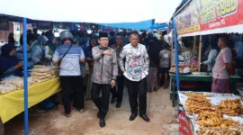 Wali Kota Payakumbuh, Zulmaeta bersama Wakil Wali Kota Payakumbuh Elzadaswarman meninjau Pasa Pabukoan di area bekas Gedung Bioskop Karya, Kamis (19/2/2026). (Foto: MC Payakumbuh)