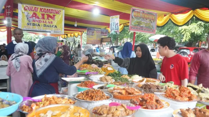 Suasana Pasa Pabukoan di RTH Imam Bonjol tahun 2025 lalu. (Foto: Diskominfo Padang)