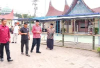 Wakil Wali Kota Payakumbuh Elzadaswarman meninjau langsung Pasar Pabukoan di Kelurahan Tiakar, Jumat (13/2/2026). (Foto: MC Payakumbuh)