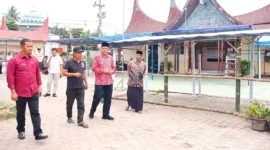 Wakil Wali Kota Payakumbuh Elzadaswarman meninjau langsung Pasar Pabukoan di Kelurahan Tiakar, Jumat (13/2/2026). (Foto: MC Payakumbuh)