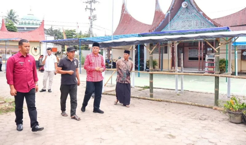 Wakil Wali Kota Payakumbuh Elzadaswarman meninjau langsung Pasar Pabukoan di Kelurahan Tiakar, Jumat (13/2/2026). (Foto: MC Payakumbuh)