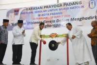 Wali Kota Padang, Fadly Amran membuka kegiatan Pastoral siswa Katolik di Aula SMA Don Bosco Padang, Senin (23/2/2026). (Foto: Prokopim Padang)