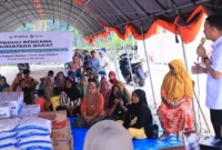 Wakil Bupati Padang Pariaman Rahmat Hidayat menerima bantuan kebutuhan pokok dari Paten Mekar Tani untuk warga Huntara Asam Pulau, Rabu (25/2/2026). (Foto: Diskominfo Padang Pariaman)