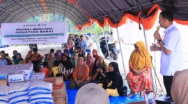 Wakil Bupati Padang Pariaman Rahmat Hidayat menerima bantuan kebutuhan pokok dari Paten Mekar Tani untuk warga Huntara Asam Pulau, Rabu (25/2/2026). (Foto: Diskominfo Padang Pariaman)