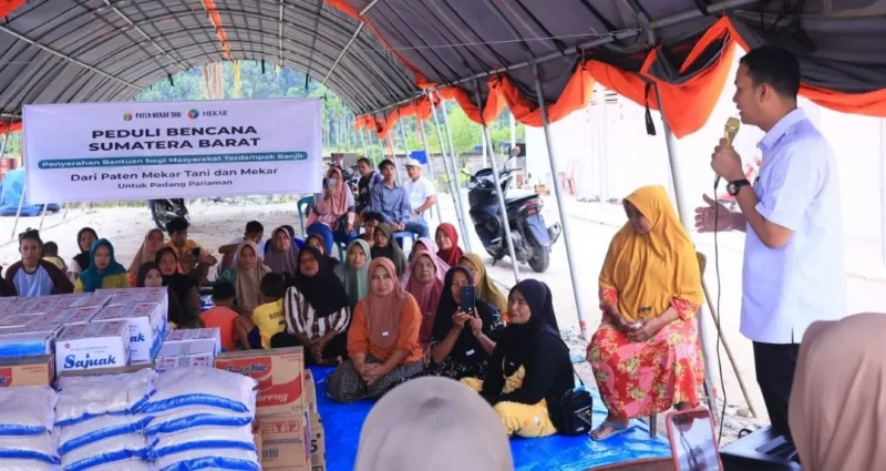 Wakil Bupati Padang Pariaman Rahmat Hidayat menerima bantuan kebutuhan pokok dari Paten Mekar Tani untuk warga Huntara Asam Pulau, Rabu (25/2/2026). (Foto: Diskominfo Padang Pariaman)