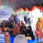 Wakil Bupati Padang Pariaman Rahmat Hidayat menerima bantuan kebutuhan pokok dari Paten Mekar Tani untuk warga Huntara Asam Pulau, Rabu (25/2/2026). (Foto: Diskominfo Padang Pariaman)