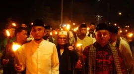 Wakil Wali Kota Padang Panjang, Allex Saputra bersama jajaran dan masyarakat mengikuti pawai obor menyambut Ramadan 1447 H, Selasa (17/2/2026). (Foto: Kominfo Padang Panjang)