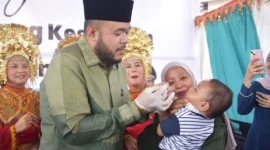 Wali Kota Padang, Fadly Amran memberikan vitamin kepada balita saat Pekan Posyandu di Posyandu Pala Indah VIII, Kelurahan Parak Laweh Pulau Air Nan XX, Kecamatan Lubuk Begalung, Sabtu (14/2/2026). (Foto: Prokopim Padang)