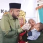 Wali Kota Padang, Fadly Amran memberikan vitamin kepada balita saat Pekan Posyandu di Posyandu Pala Indah VIII, Kelurahan Parak Laweh Pulau Air Nan XX, Kecamatan Lubuk Begalung, Sabtu (14/2/2026). (Foto: Prokopim Padang)