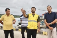 Wakil Bupati Mentawai Jakop Saguruk mendampingi Anggota Komisi V DPR RI, Zigo Rolanda, saat kunjungan kerja di Kabupaten Kepulauan Mentawai, Senin (16/2/2026). (Foto: Prokopim Mentawai)