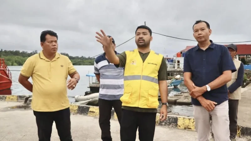 Wakil Bupati Mentawai Jakop Saguruk mendampingi Anggota Komisi V DPR RI, Zigo Rolanda, saat kunjungan kerja di Kabupaten Kepulauan Mentawai, Senin (16/2/2026). (Foto: Prokopim Mentawai)