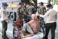 Petugas Satpol PP Padang saat penjangkauan terhadap pelaku masalah kesejahteraan sosial (PMKS) di kawasan jalan protokol. (Foto: Humas Satpol PP Padang)