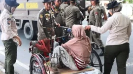 Petugas Satpol PP Padang saat penjangkauan terhadap pelaku masalah kesejahteraan sosial (PMKS) di kawasan jalan protokol. (Foto: Humas Satpol PP Padang)
