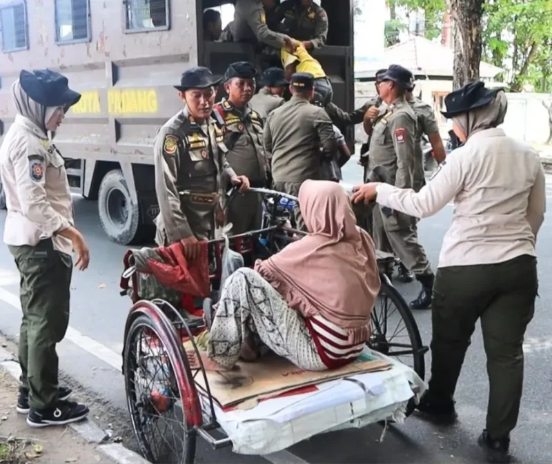 Petugas Satpol PP Padang saat penjangkauan terhadap pelaku masalah kesejahteraan sosial (PMKS) di kawasan jalan protokol. (Foto: Humas Satpol PP Padang)
