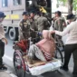 Petugas Satpol PP Padang saat penjangkauan terhadap pelaku masalah kesejahteraan sosial (PMKS) di kawasan jalan protokol. (Foto: Humas Satpol PP Padang)