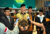 Gubernur Sumbar Mahyeldi Ansharullah memberikan keterangan kepada wartawan usai pelantikan FK KBIHU Provinsi Sumbar dan DPD KBIHU kabupaten/kota se-Sumbar, Sabtu (7/2/2026). (Foto: ADPSB)