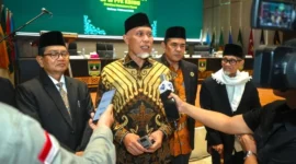 Gubernur Sumbar Mahyeldi Ansharullah memberikan keterangan kepada wartawan usai pelantikan FK KBIHU Provinsi Sumbar dan DPD KBIHU kabupaten/kota se-Sumbar, Sabtu (7/2/2026). (Foto: ADPSB)