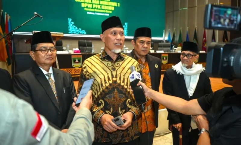 Gubernur Sumbar Mahyeldi Ansharullah memberikan keterangan kepada wartawan usai pelantikan FK KBIHU Provinsi Sumbar dan DPD KBIHU kabupaten/kota se-Sumbar, Sabtu (7/2/2026). (Foto: ADPSB)