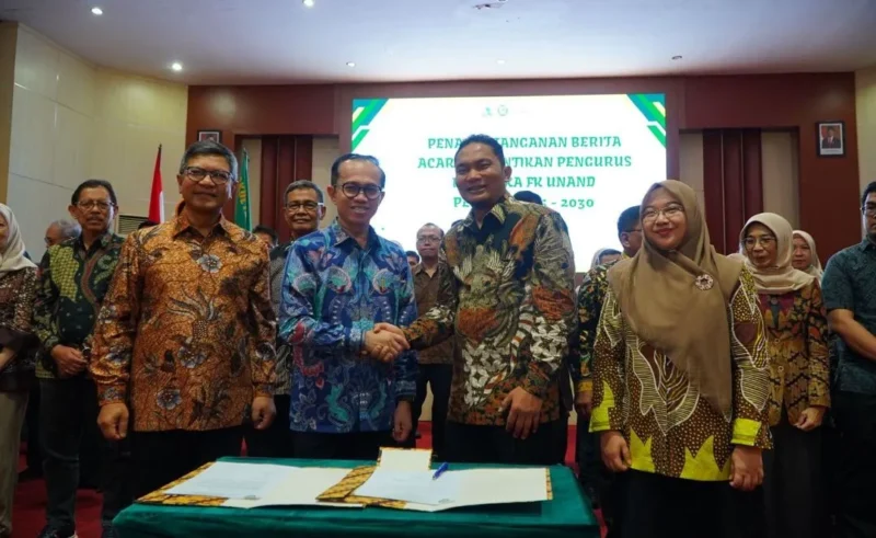 Pengurus Pusat IKA FK Unand periode 2025–2030 resmi dilantik di Aula Student Center M. Syaaf, Fakultas Kedokteran Unand, Minggu (1/2/2026). (Foto: Dok. Unand)