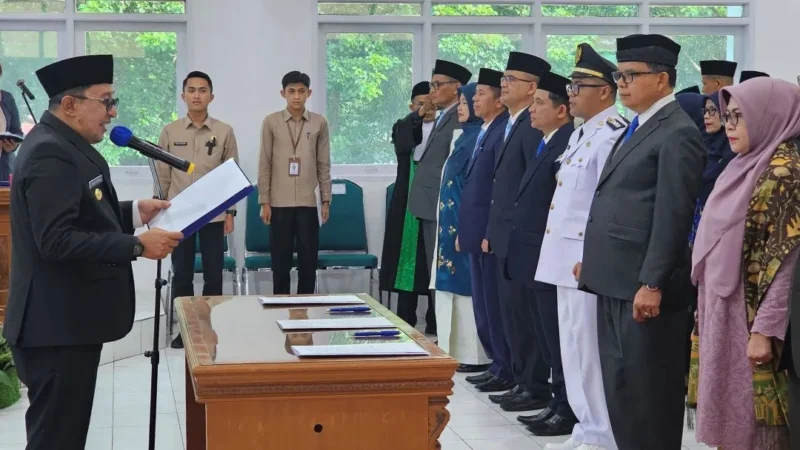 Bupati Tanah Datar Eka Putra melantik 31 pejabat manajerial di lingkungan Pemkab Tanah Datar, Jumat (6/2/2026). (Foto: Prokopim Tanah Datar)